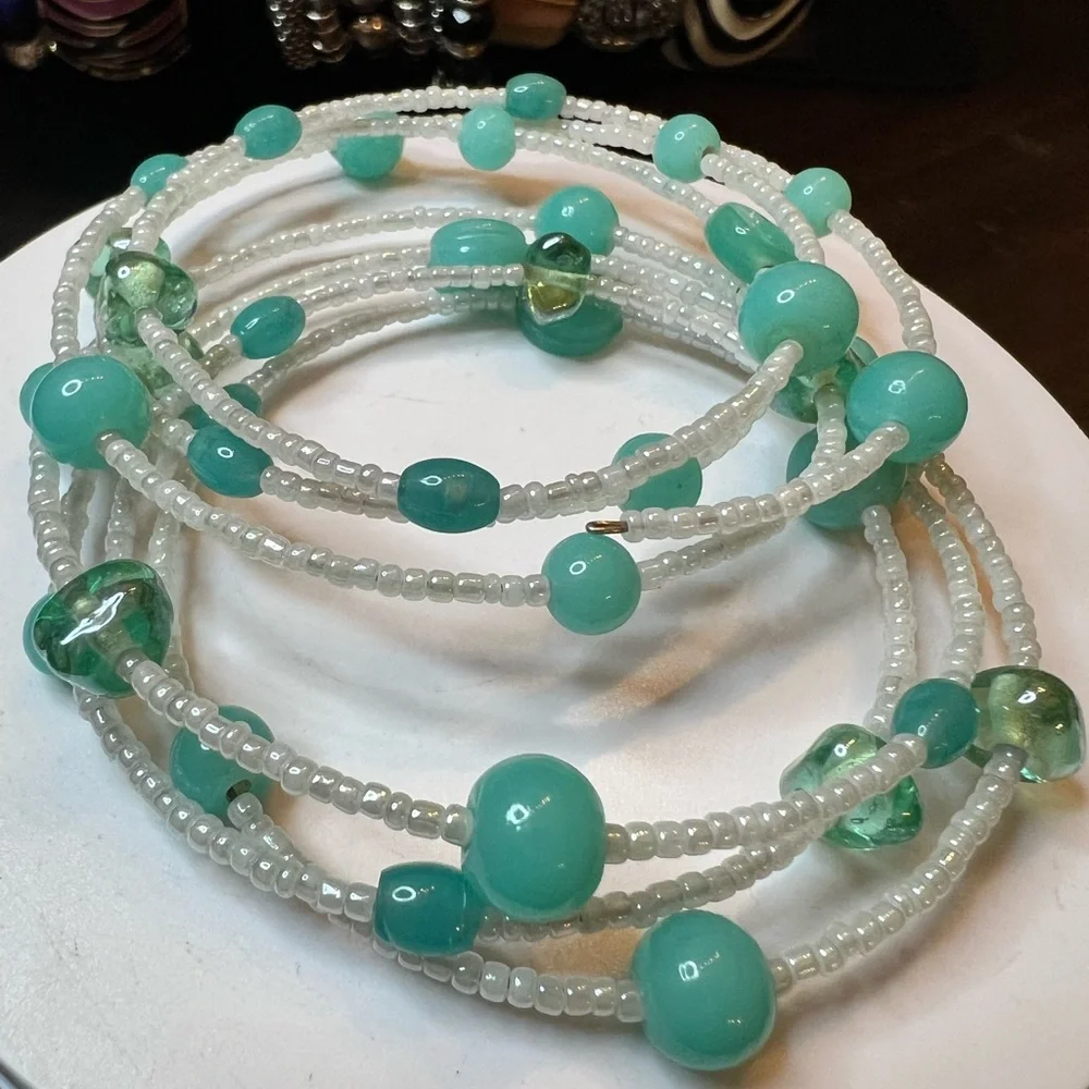 Elegant Beaded Bracelet with Turquoise and White Accents